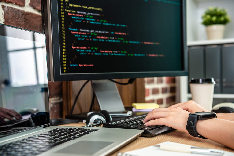 アイフィスの開発チームって真面目集団でしょ？いいえ！ユーモアと情熱が混ざり合うカオスな日常を大公開！